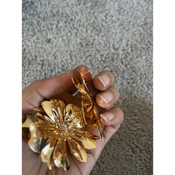 Big gold Flower earrings studs large huge floral statement chunky gold studs - Picture 6 of 8